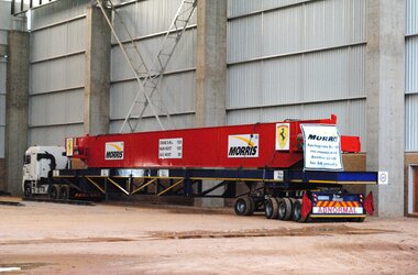 Overhead travelling crane with load capacity between 20 t and 100 t on truck in production hall of the company Efficient Engineering