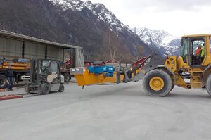 Unloading the single girder travelling cranes at the Norwegian company Elementpartner