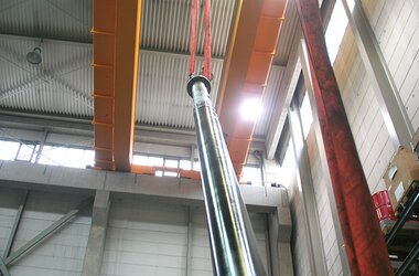 Double-girder travelling crane for lifting, lowering and turning the products of the German company KSB