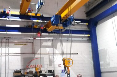 Single girder travelling cranes with two identical monorail trolleys to prevent swaying 