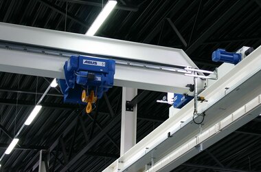 Wire rope hoist with single rail trolley on ELK for transport of input materials