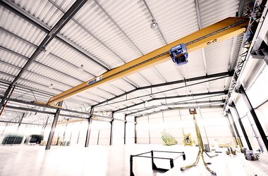 Single girder travelling crane with lifting capacity of 8 t in company Q4Glass in Poland