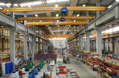 Single girder travelling cranes with anti-collision device by means of light barrier on a crane runway