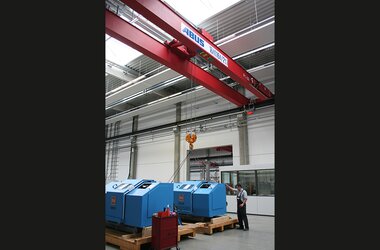 Double-girder travelling crane with additional auxiliary hoist of 2t