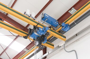 Close-up of the chain hoist on the double-girder crane