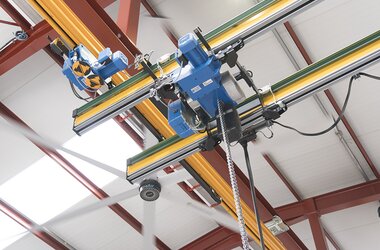 Chain hoist between the crane girders of the double-girder crane