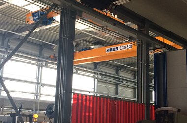 Double girder travelling crane with tandem function for large and long goods