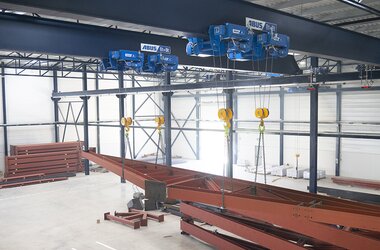 Single girder travelling cranes with sway control by ABUControl