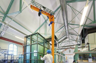 Pillar slewing jib crane for great precision and caution of the examinations