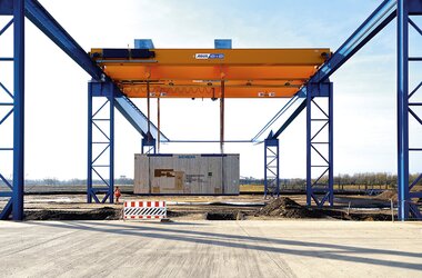 Double girder travelling cranes controlled by radio remote control ABURemote carry container