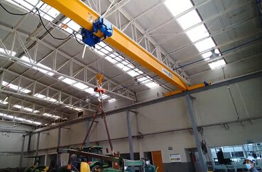 Single girder travelling crane equipped with ABURemote radio control for safe load transport