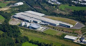 Aerial view of the ABUS Kransysteme GmbH site with production halls for overhead travelling cranes and components and the KranHaus in Herreshagen