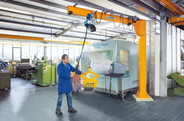 ABUS LSX pillar-mounted jib crane at Heussner in Meinerzhagen