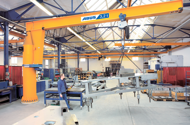 ABUS ABUCompact GM8 chain hoist on ABUS column-mounted jib crane at KHS in Bad Kreuznach