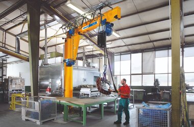 ABUS chain hoist ABUCompact GM8 on ABUS column-mounted slewing crane at the Stiebel company in Waldbröl, Germany