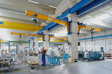 ABUS wall-mounted jib crane VW and ABUS overhead crane and with ABUS chain hoist ABUCompact GM4 at Bombardier in Netphen